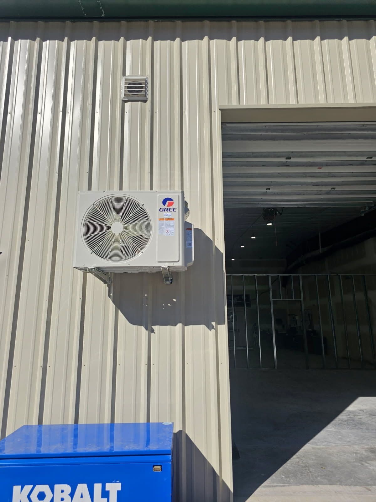 Commercial Building Cooling with GREE Unit image